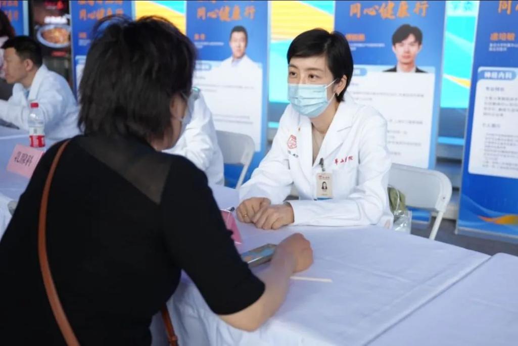 如约而至!民盟一区三校组织联合开展健康咨询服务